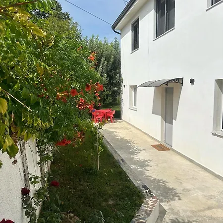 Lexhulo Room's Apartament Domje